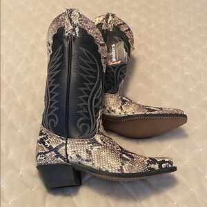 Vintage Canada West Women’s Cowboy Boots Snakeskin Print full leather Size 7 C